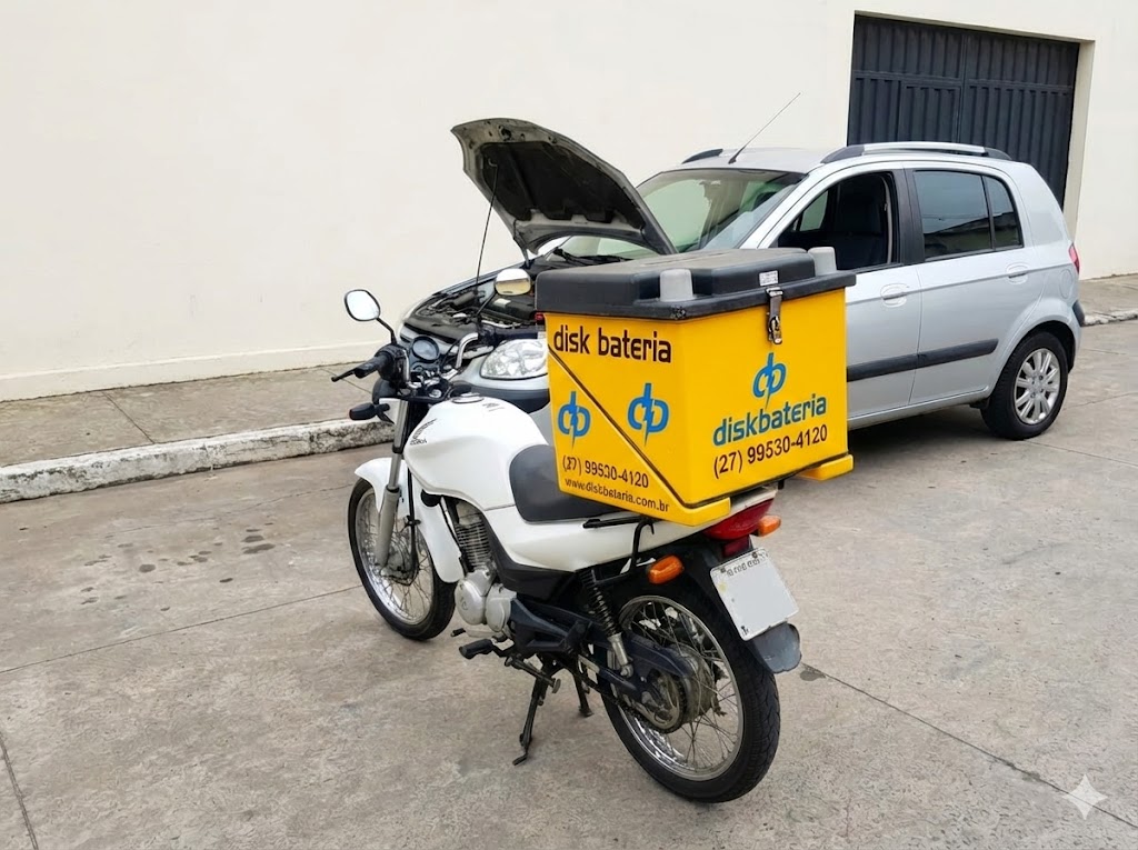 Moto da Disk Bateria estacionada para atendimento de troca de bateria do veículo Celta.